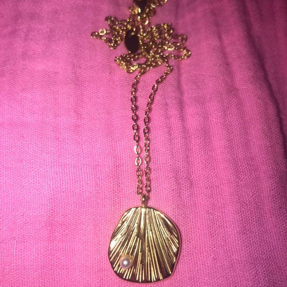 Lion’s Paw Scallop Shell Striated Rippled Cradle Nestle Pearl Nacre 18K Necklace - Picture 11 of 11